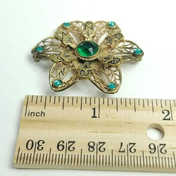 Vintage Green Rhinestone Filigree Flower Brooch, Gold Tone Setting, Estate - Picture 4 of 5